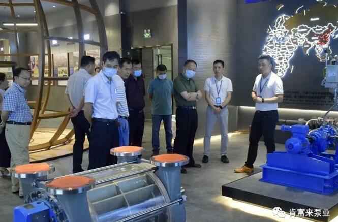 董事长、总经理陈迪，党委副书记黎宇明陪同调研组一行参观爱游戏ayx官网平台-爱游戏(中国)展览室