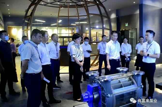 公司董事长、总经理陈迪(右一)向李军区长(右二)一行介绍爱游戏ayx官网平台-爱游戏(中国)产品